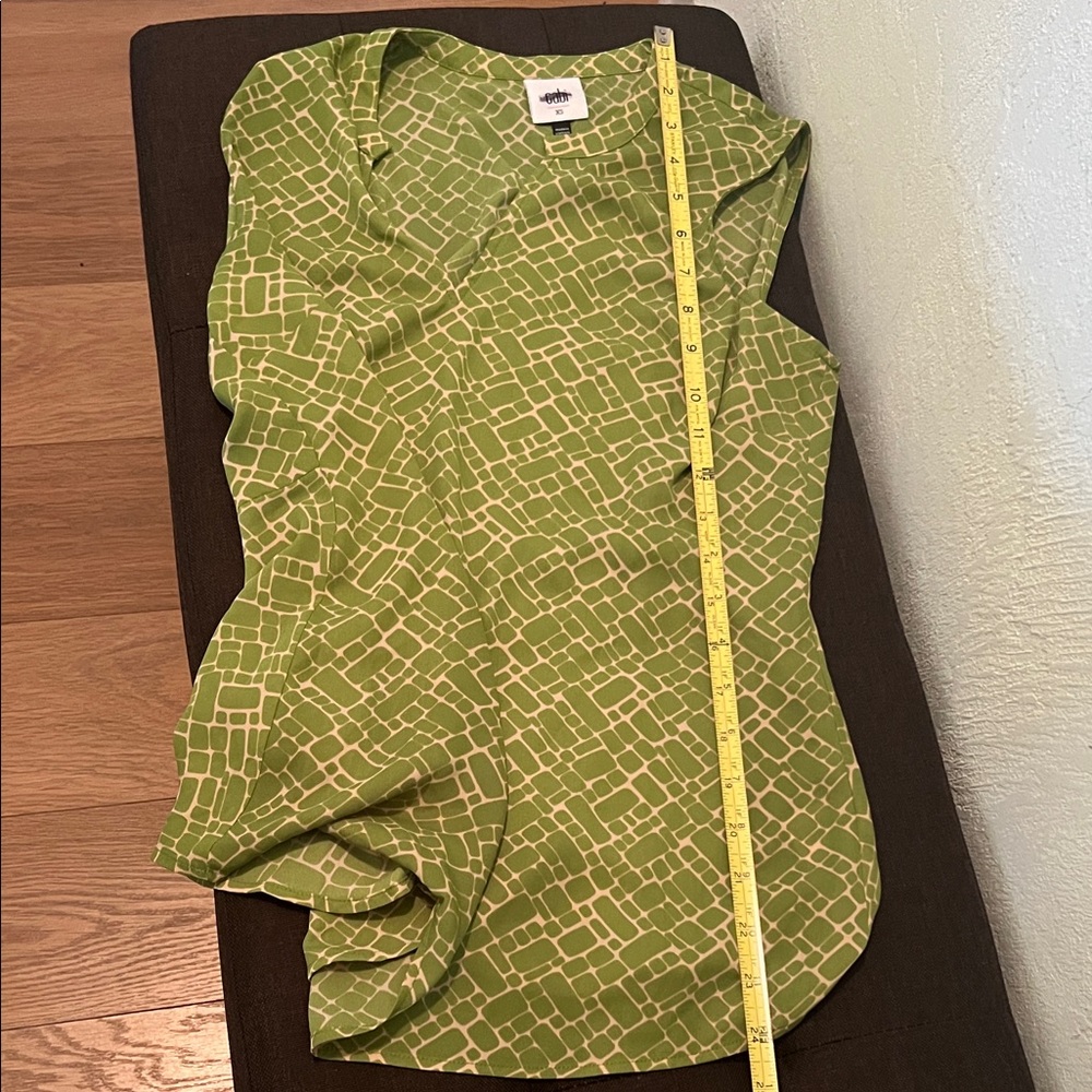 # 0886 + CAbi Green Geometric Sleeveless Blouse - Picture 5 of 11